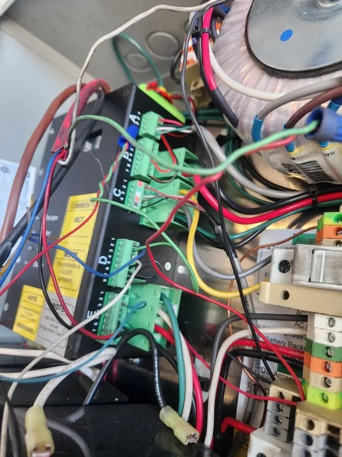 Commercial door operator control board and field wiring