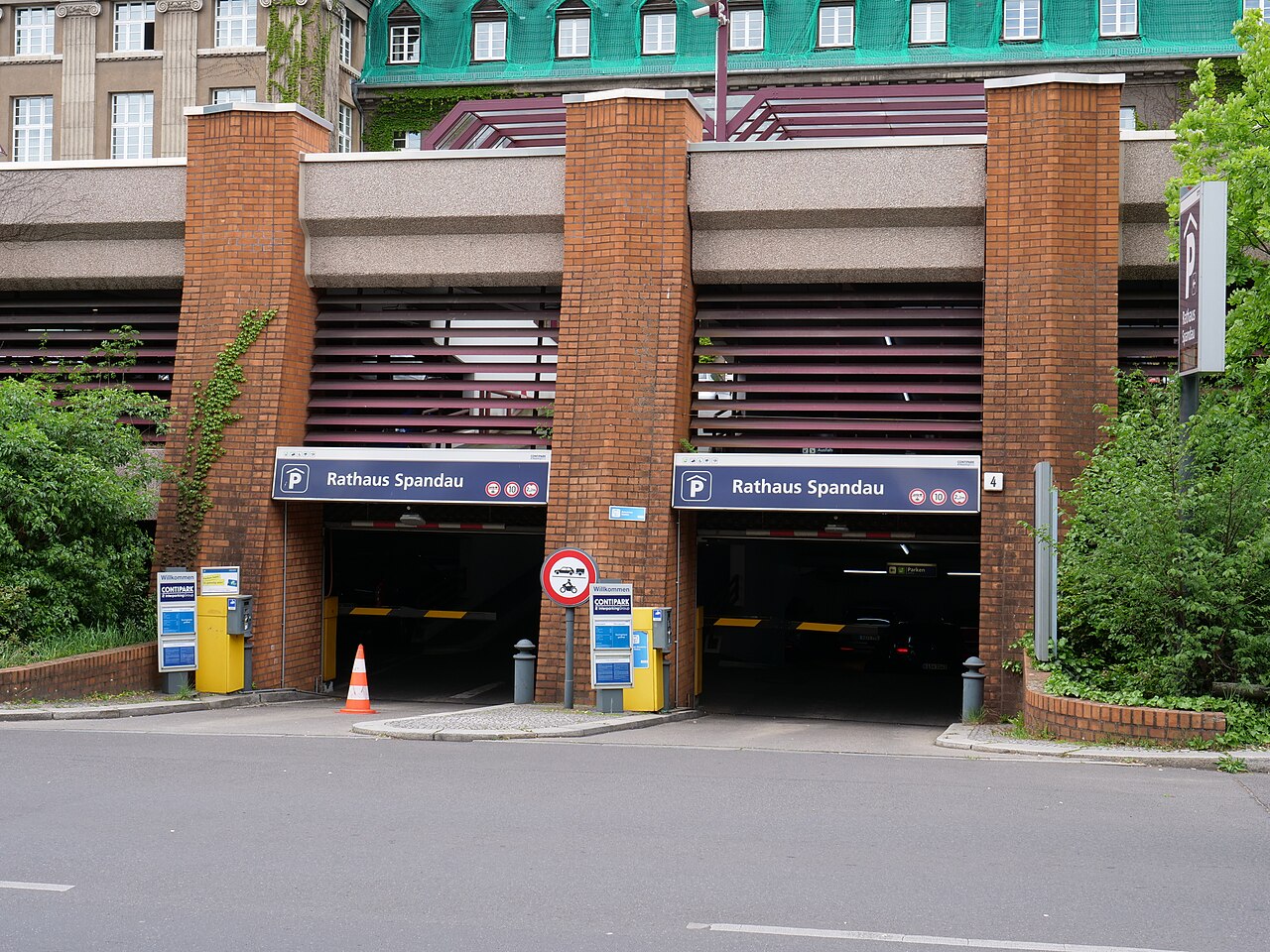 Multi-storey commercial parkade